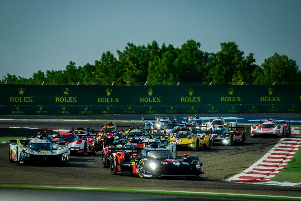 Aston Martin лидирует на полпути, Ferrari приближается к титулу