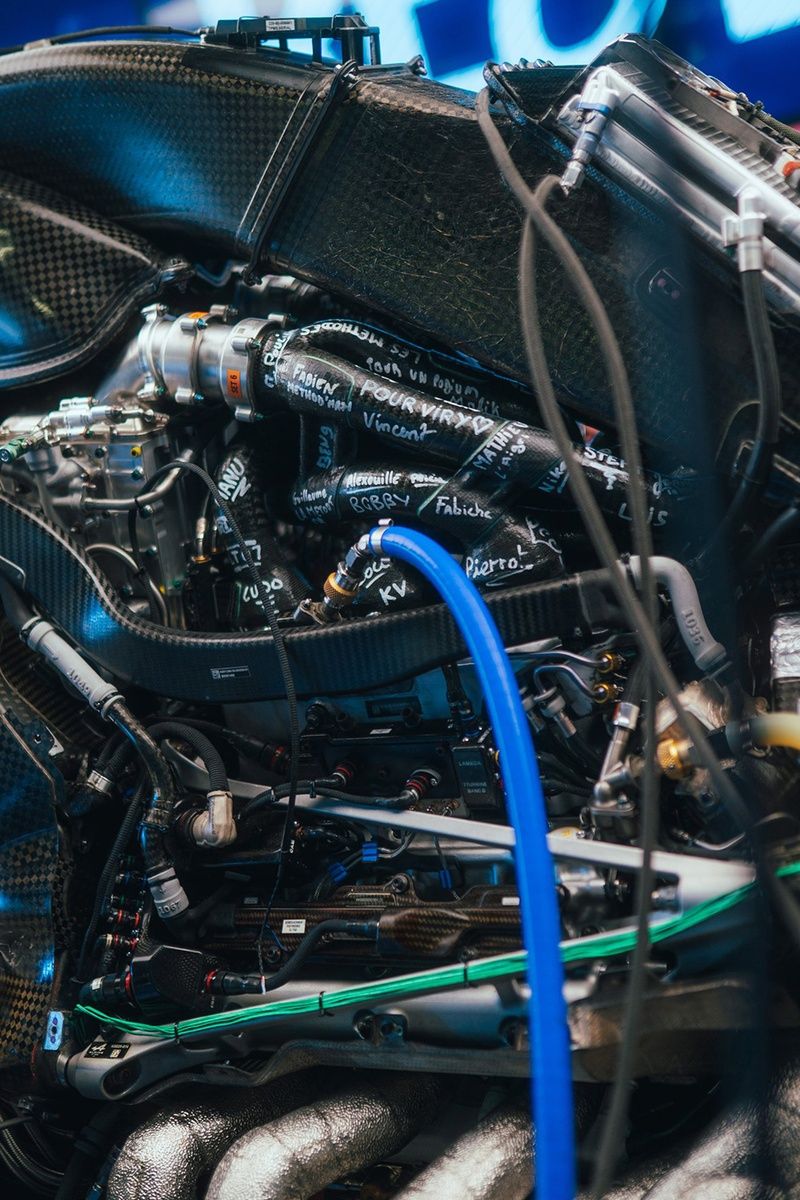 I messaggi dei meccanici sulla Power Unit Renault che scenderà in pista per l'ultima volta ad Abu Dhabi