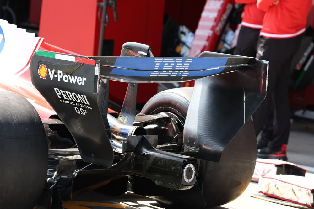 Ferrari SF-26: el flap delante del escape desvía los gases de escape con funciones aerodinámicas