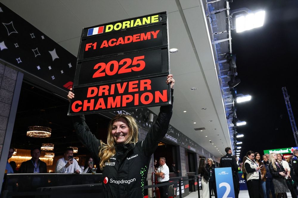 Pin combineert haar rol bij Mercedes met een raceprogramme in F1 Academy en de endurance, waar ze eerder al successen boekte in LMP2.