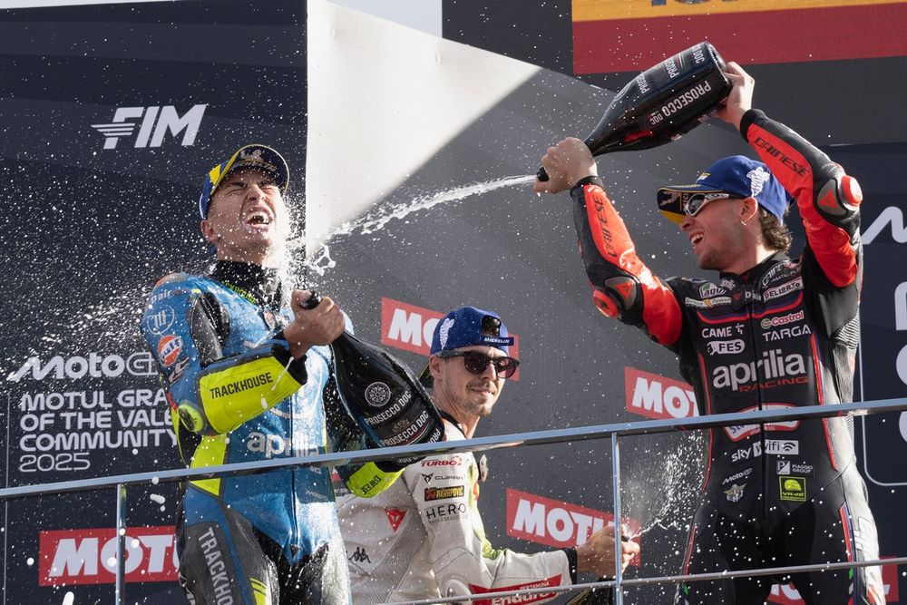Marco Bezzecchi y Raúl Fernández celebran el 1-2 de Aprilia en el podio de Valencia este domingo