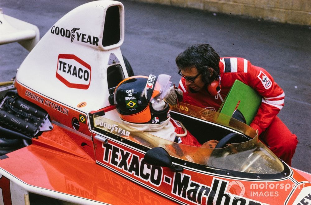 Emerson Fittipaldi, McLaren M23 Ford, habla con el diseñador Gordon Coppuck en boxes