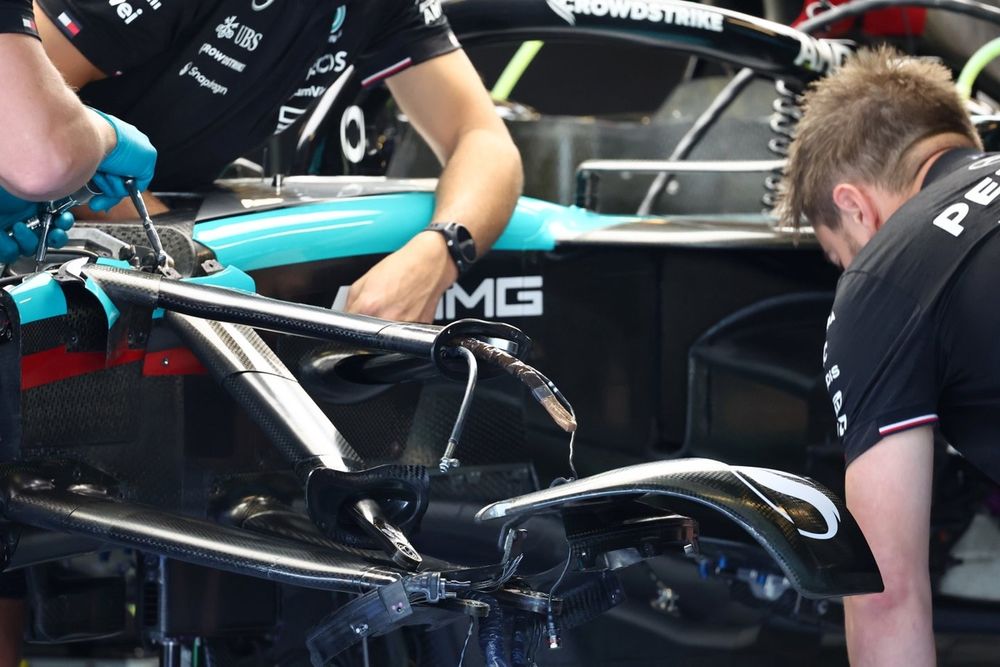 Detalle de la suspensión delantera de Mercedes probada en Abu Dhabi prefigurando soluciones para 2026