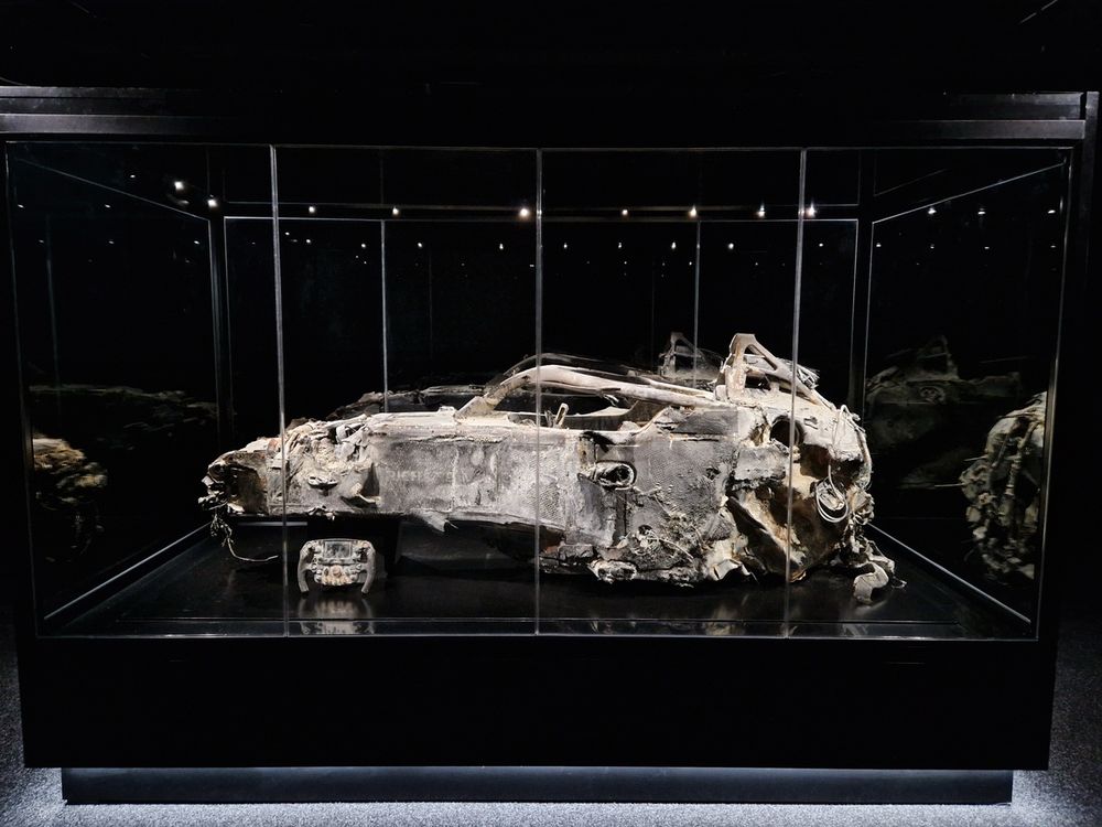 Ook het wrak van de Haas VF-20 van Romain Grosjean na zijn horrorcrash in Bahrein is van dichtbij te bewonderen.