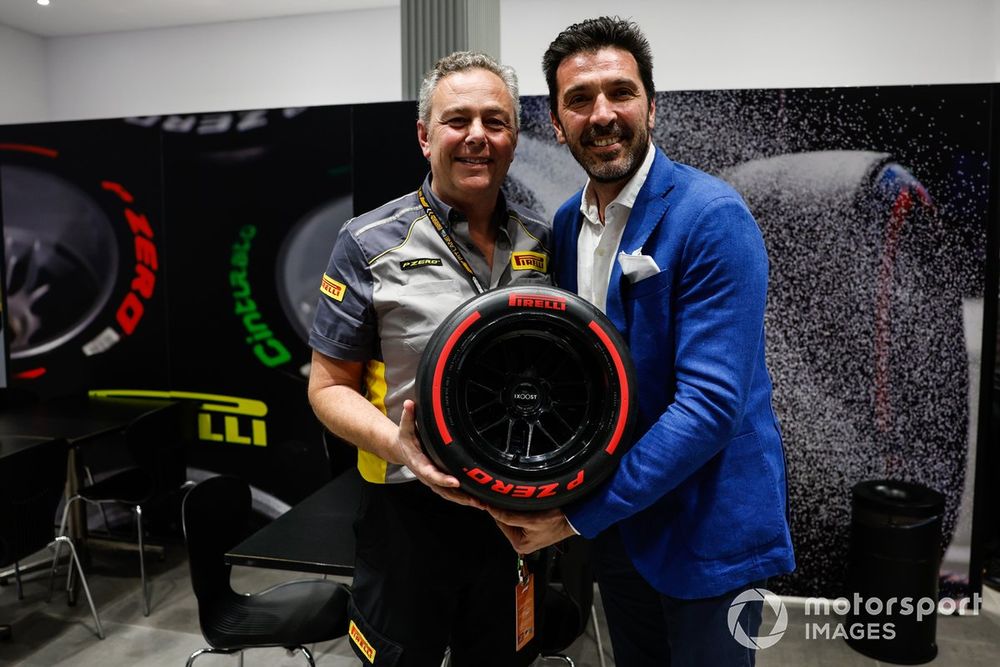 El ex guardameta Gianluigi Buffon y Mario Isola, Racing Manager, Pirelli Motorsport, con el Premio Pirelli Pole Position.