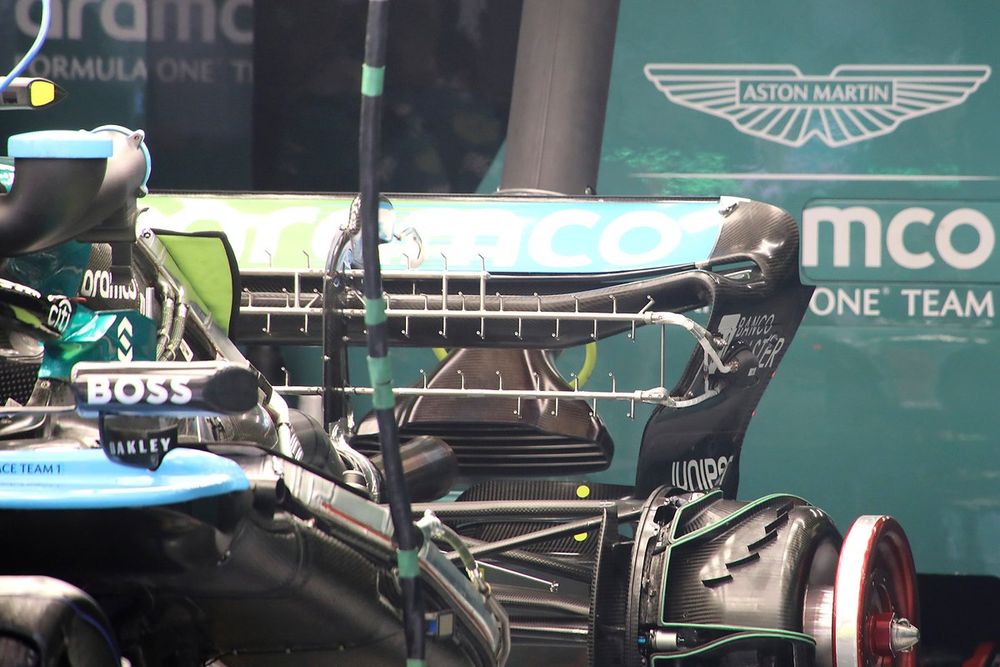 Dettaglio dell'ala posteriore dell'Aston Martin AMR24