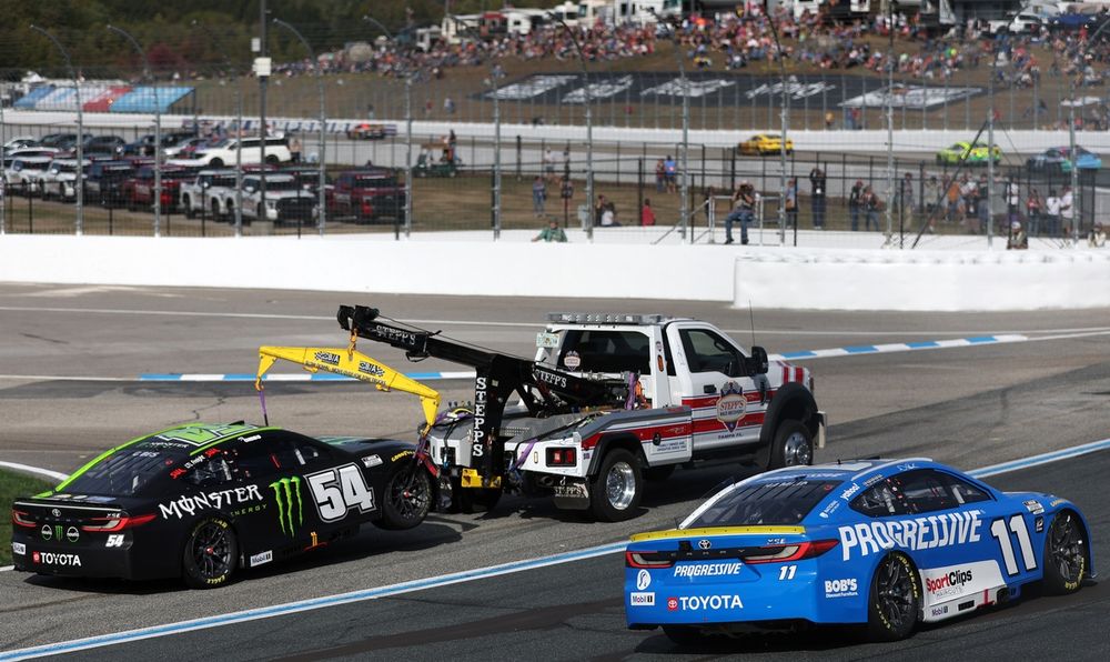 Ty Gibbs, Joe Gibbs Racing Toyota; Denny Hamlin, Joe Gibbs Racing Toyota