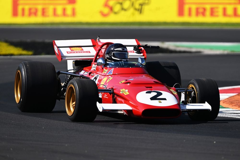 Jacky Ickx управляет Ferrari 312B на трассе