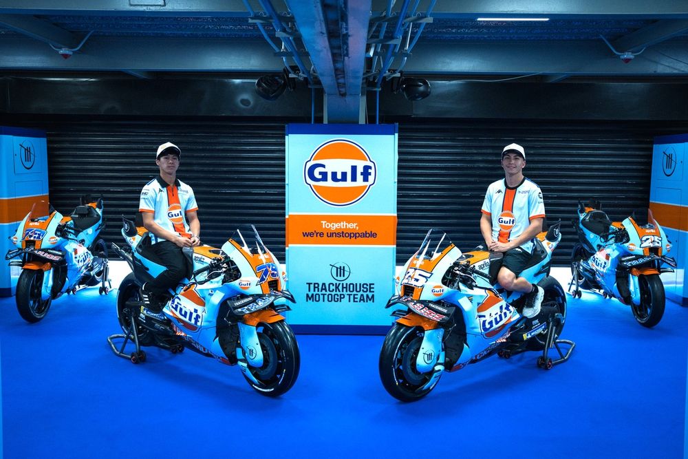 Ogura en Fernández onthullen de Gulf-livery van Trackhouse voor de races in Indonesië en Maleisië.