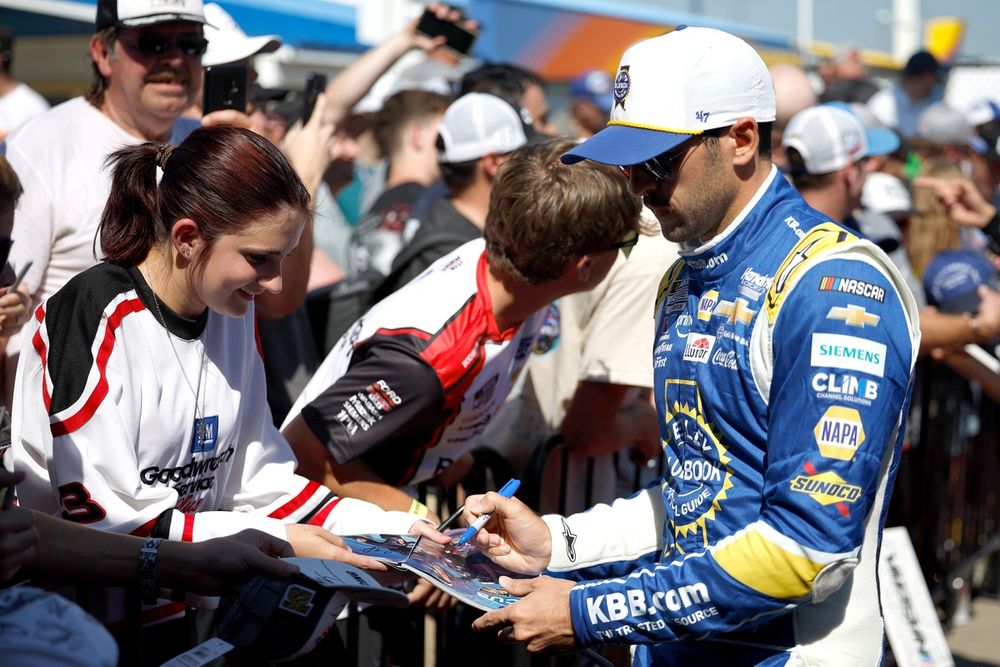 Chase Elliott with fans, Hendrick Motorsports Chevrolet