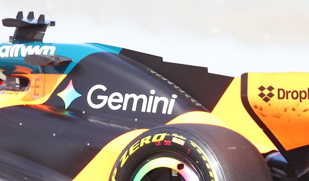 McLaren MCL40: ai lati della deriva sono apparsi degli sfoghi per il calore