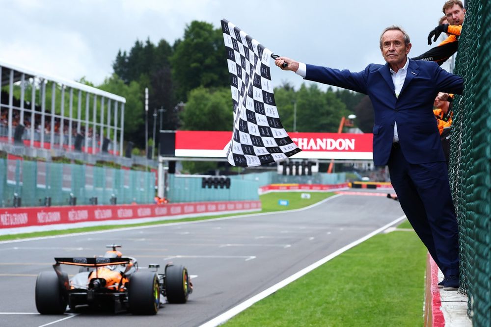 Jacky Ickx sventola la bandiera a scacchi a Oscar Piastri vincitore a Spa con la McLaren