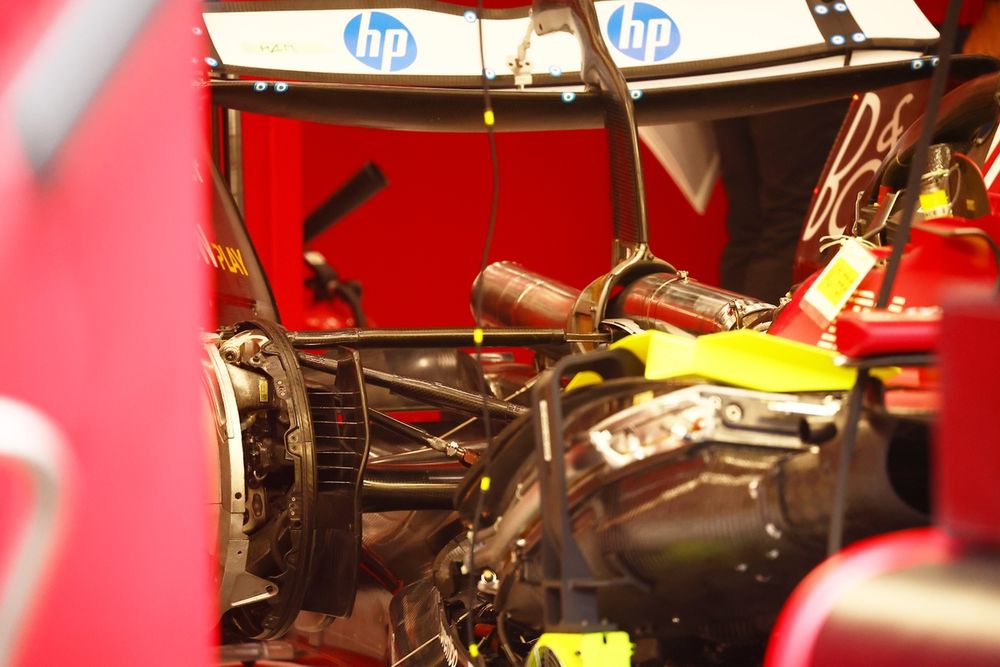 De nieuwe achterwielophanging van de Ferrari SF-25.