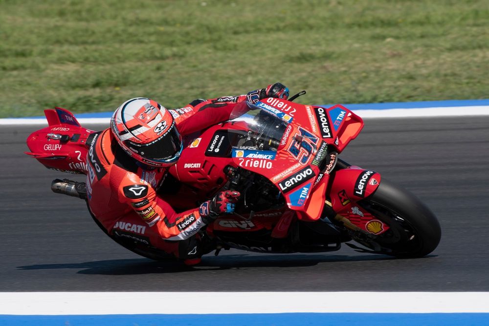 Michele Pirro, probador de Ducati, trabajó el lunes con la moto en el test de Misano y este martes ha probado los Pirelli