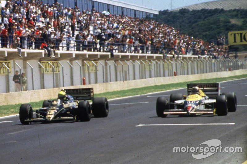 Ayrton Senna wint met slechts 0.014 seconde voorsprong de Spaanse GP in de Lotus 98T.