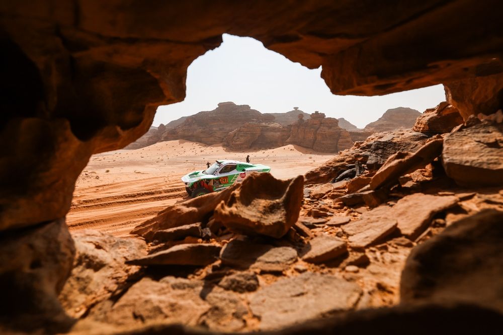 Tom Coronel voelt zich bevoorrecht dat hij de beelden van National Geographic in levenden lijve kan bekijken.