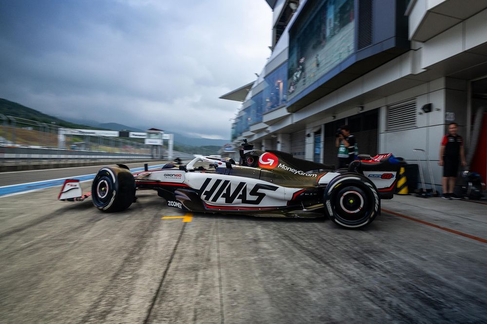 El coche de Haas para 2026 saliendo a pista