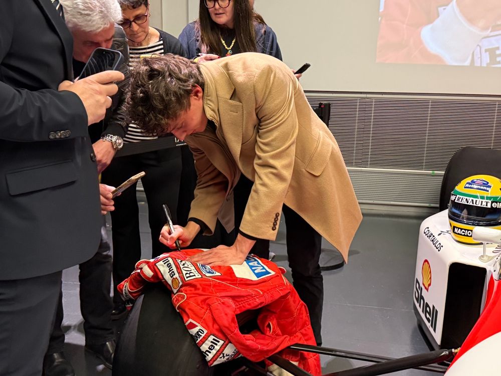 Antonelli autografa una tuta di Senna al BirthdAyrton che si è svolto a Imola sabato sera