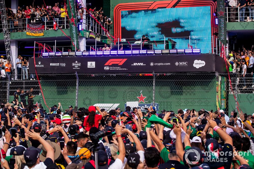 Martin Garrix treedt op tijdens de podiumceremonie in Mexico-Stad