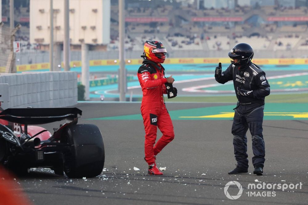 Carlos Sainz, Ferrari SF-23, junto a su coche con el Delegado Médico de la FIA tras chocar