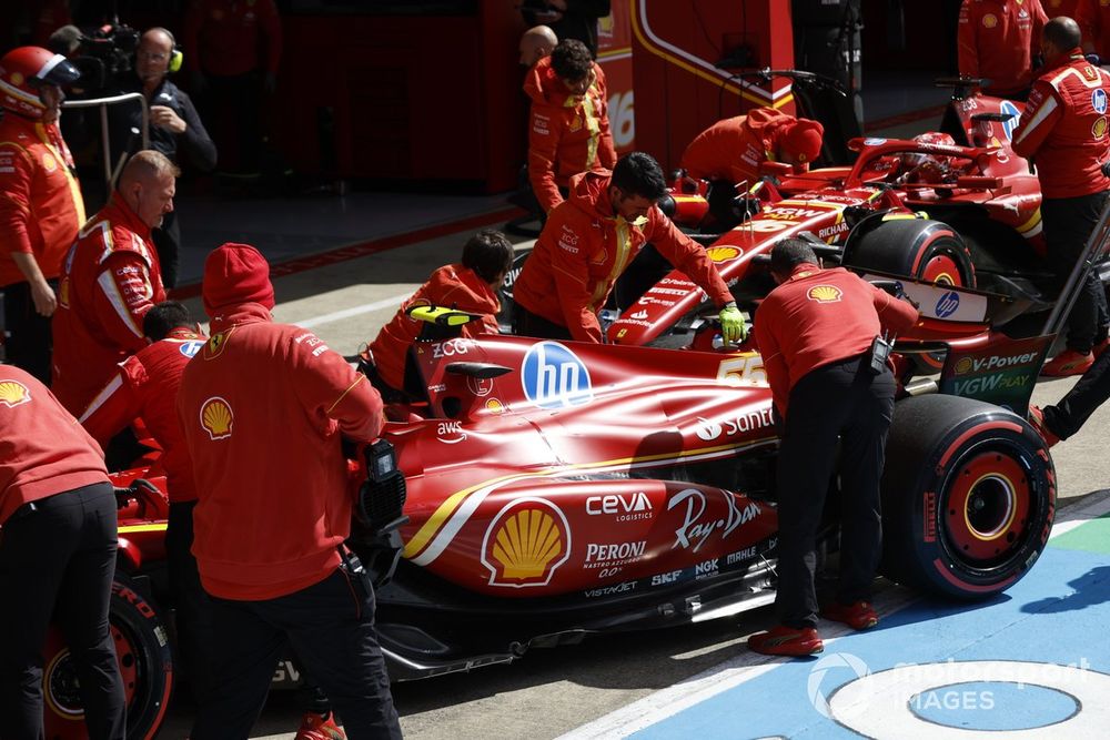Mechanics in the pit lane with Carlos Sainz, Ferrari SF-24, Charles Leclerc, Ferrari SF-24