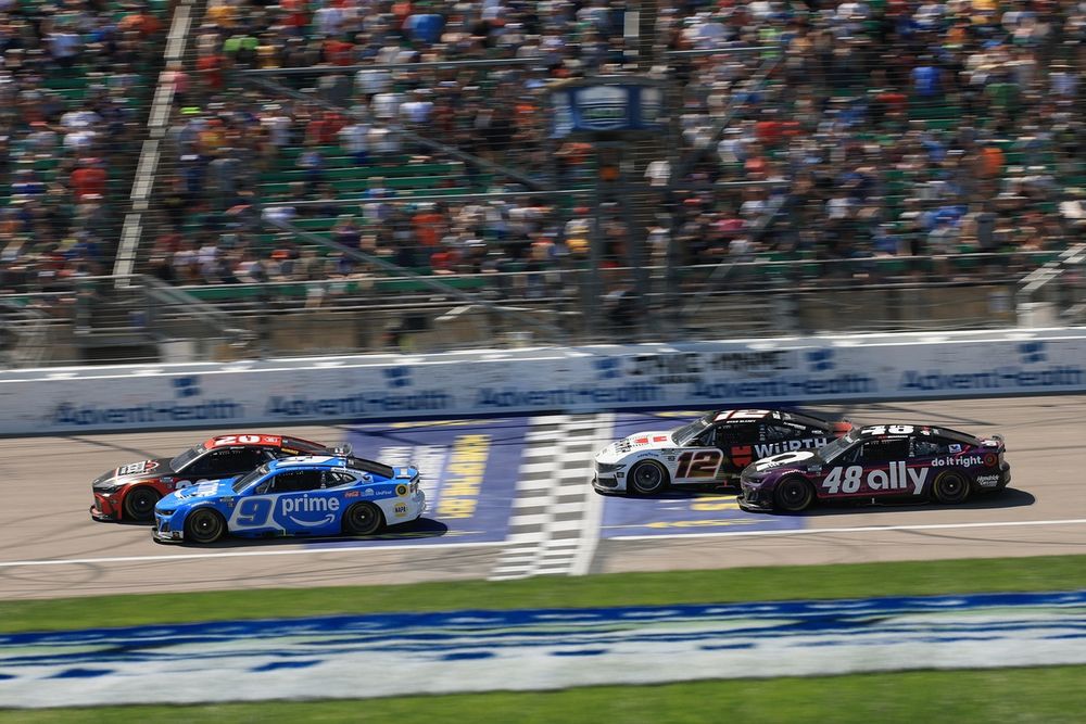 Chase Elliott, Hendrick Motorsports Chevrolet, Christopher Bell, Joe Gibbs Rennen