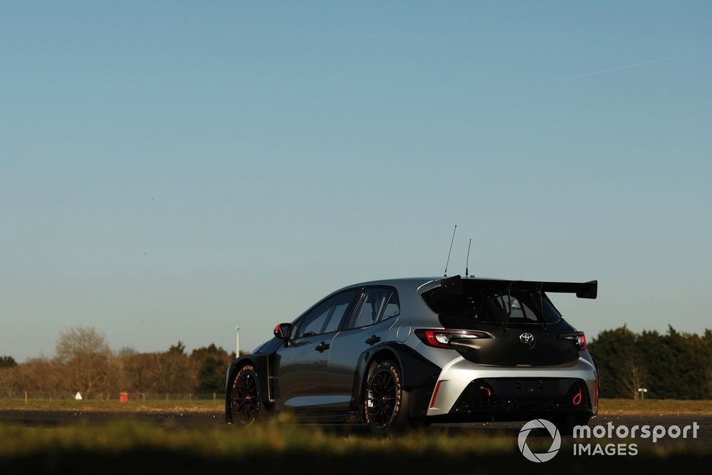 Shedden gets down to business in his new
home: the Toyota Corolla