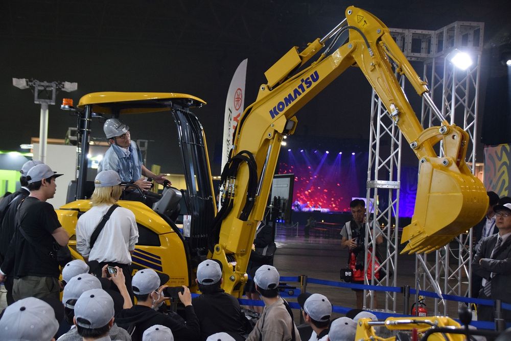 TECH STUDENTS ON TRACK presented by Komatsu