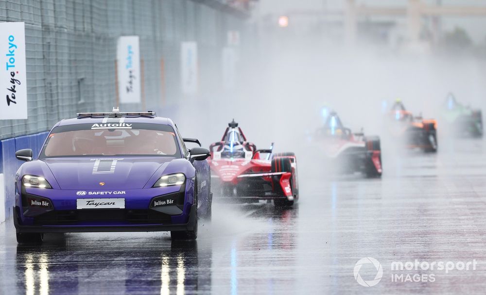 El Safety Car lidera el pelotón