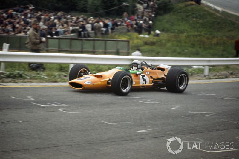 Bruce McLaren en el Gran Premio de Bélgica 1968, primera victoria de McLaren como equipo.