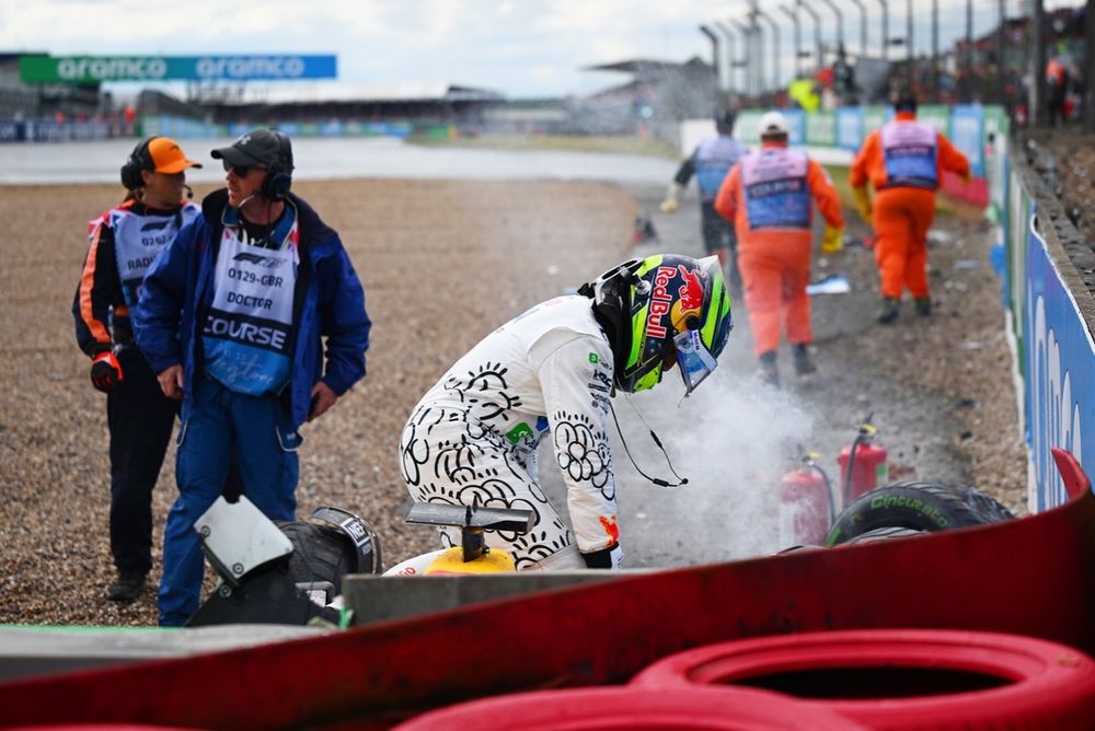 Isack Hadjar sort de sa monoplace détruite.