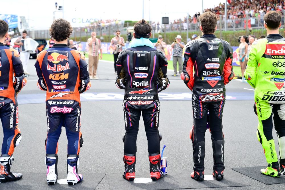 Jorge Martin junto al resto de pilotos de MotoGP escuchando el himno nacional italiano antes de la carrera