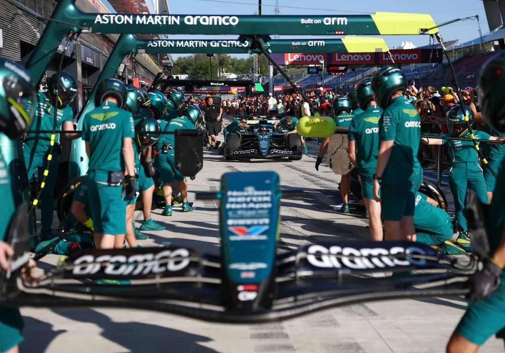 Aston Martin F1 Team pitstop practice