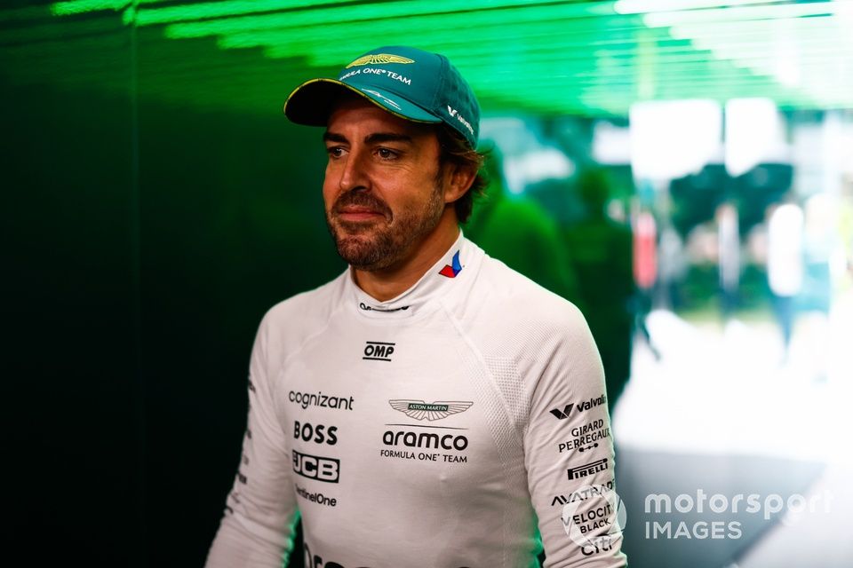 Fernando Alonso, Aston Martin F1 Team, in the garage