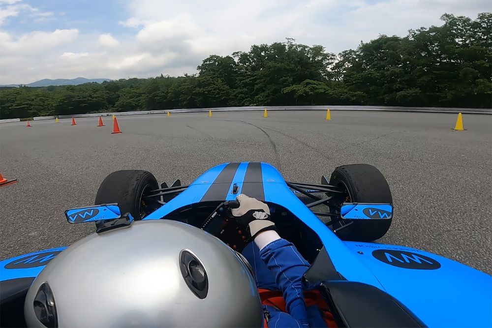 ヘアピン区間の車載映像。左奥にかすかに見えるゼブラ柄コーンがエイペックスであり、そこに向けて旋回しながらブレーキングするため、ライン取りも難しい