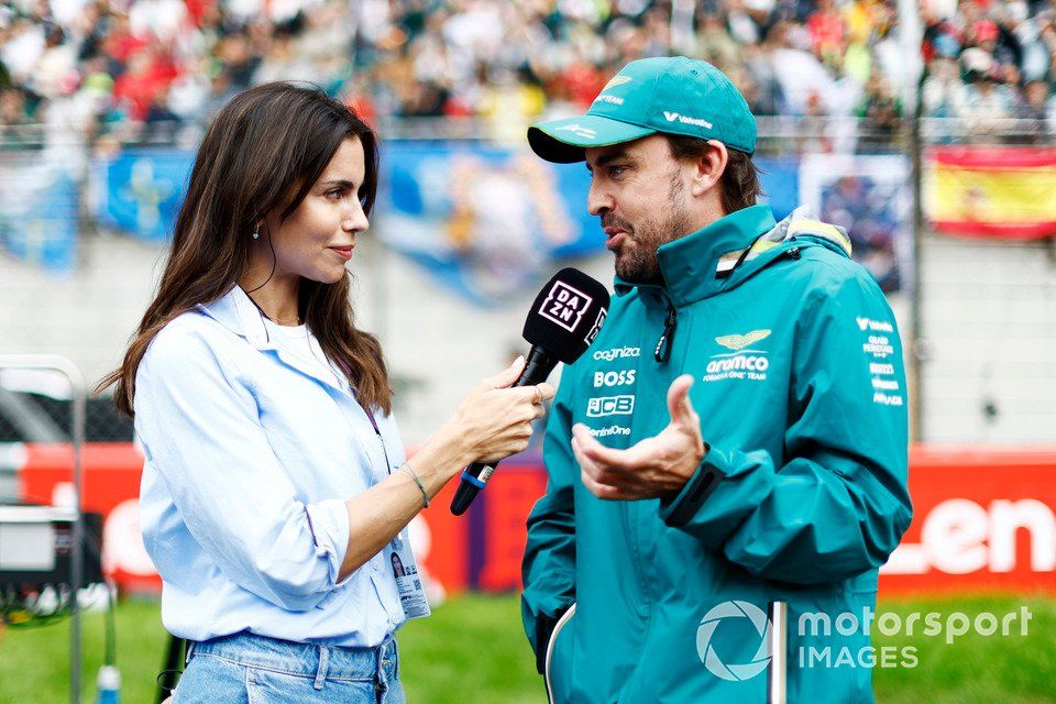 Fernando Alonso, Aston Martin F1 Team, habla con Melissa Jimenez, DAZN