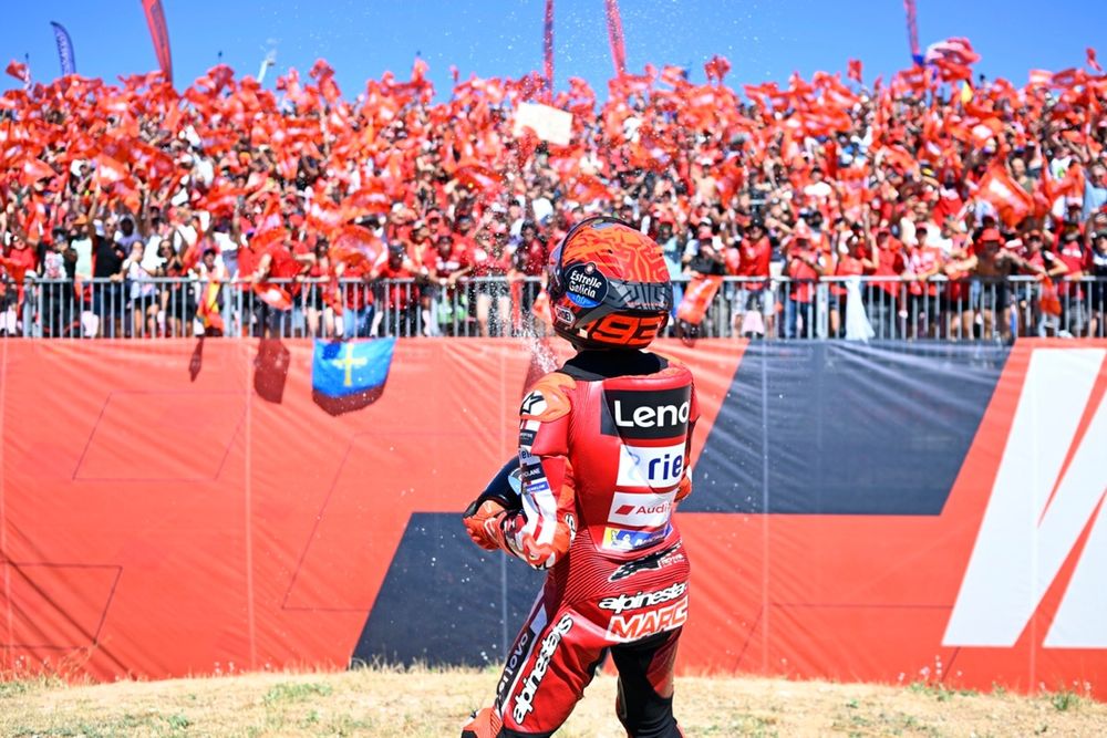 Marc Márquez celebra con sus fans la victoria en Aragón