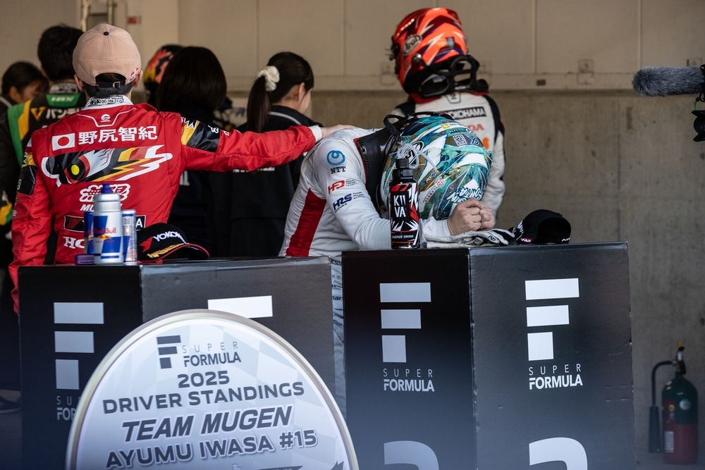 台に突っ伏して悔しがる太田に、野尻智紀が手を差し伸べる