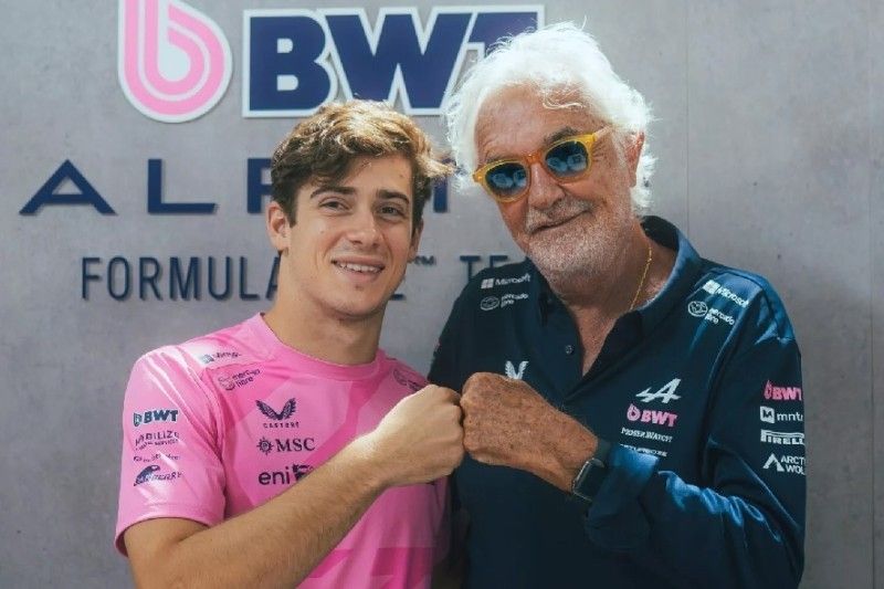 Franco Colapinto y Flavio Briatore