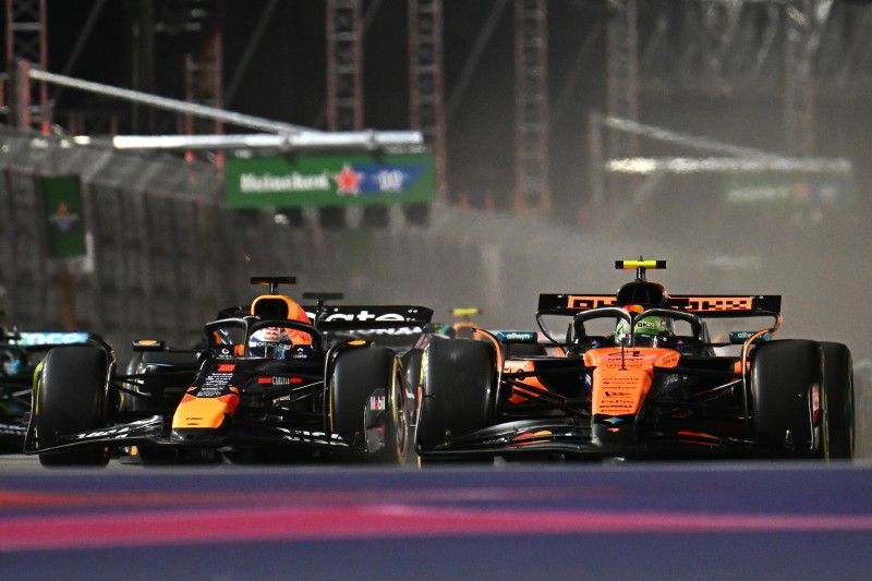 Lando Norris y Max Verstappen en la salida del GP de Las Vegas 2025.