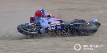 Vídeo: ¡Marc Márquez se cae cuando estaba a punto de ganar en Jerez!