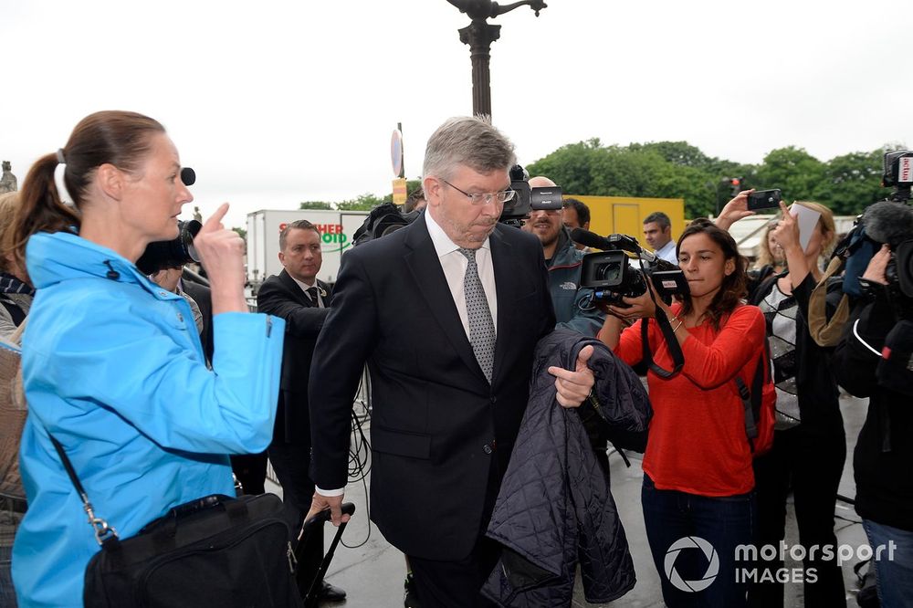 L'arrivée de Ross Brawn au siège de la FIA, à Paris, juste avant l'audience du Tribunal International.