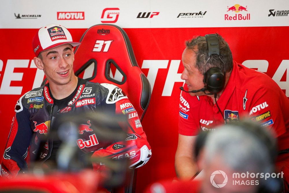 Pedro Acosta, Red Bull GASGAS Tech3, con su jefe de mecánicos Paul Trevathan