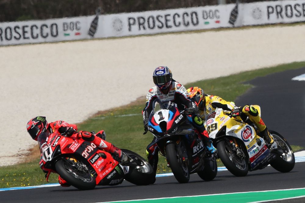 Toprak Razgatlioglu, BMW Motorrad WorldSBK Team, se fue largo en la primera vuelta de la SP Race y obligó a Alvaro Bautista, que no aparece en la foto, a irse recto
