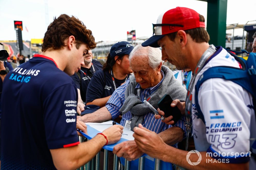 Franco Colapinto, Williams Racing, firma autógrafos en Austin.