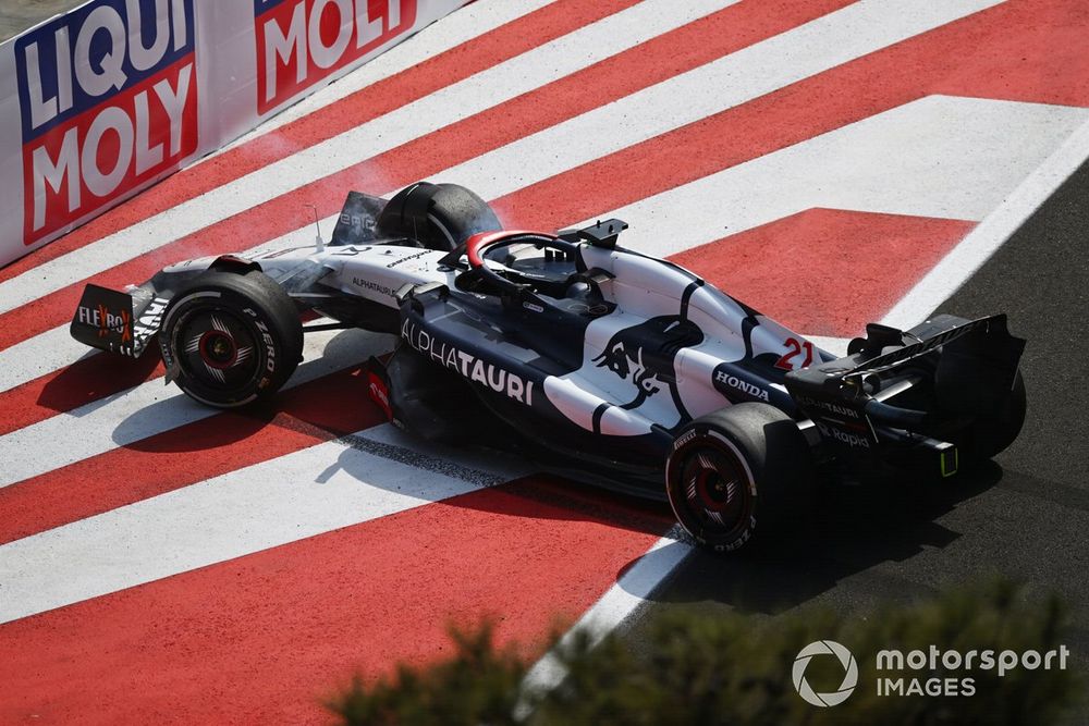 Nyck de Vries, AlphaTauri AT04, retires from the race