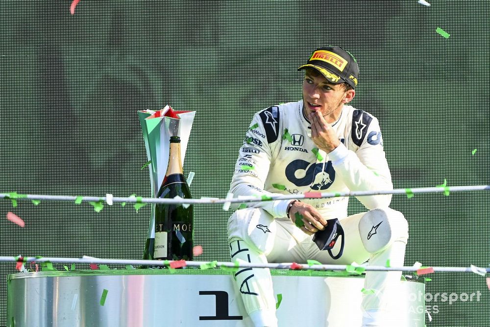 Pierre Gasly en el podio del GP de Monza 2020.