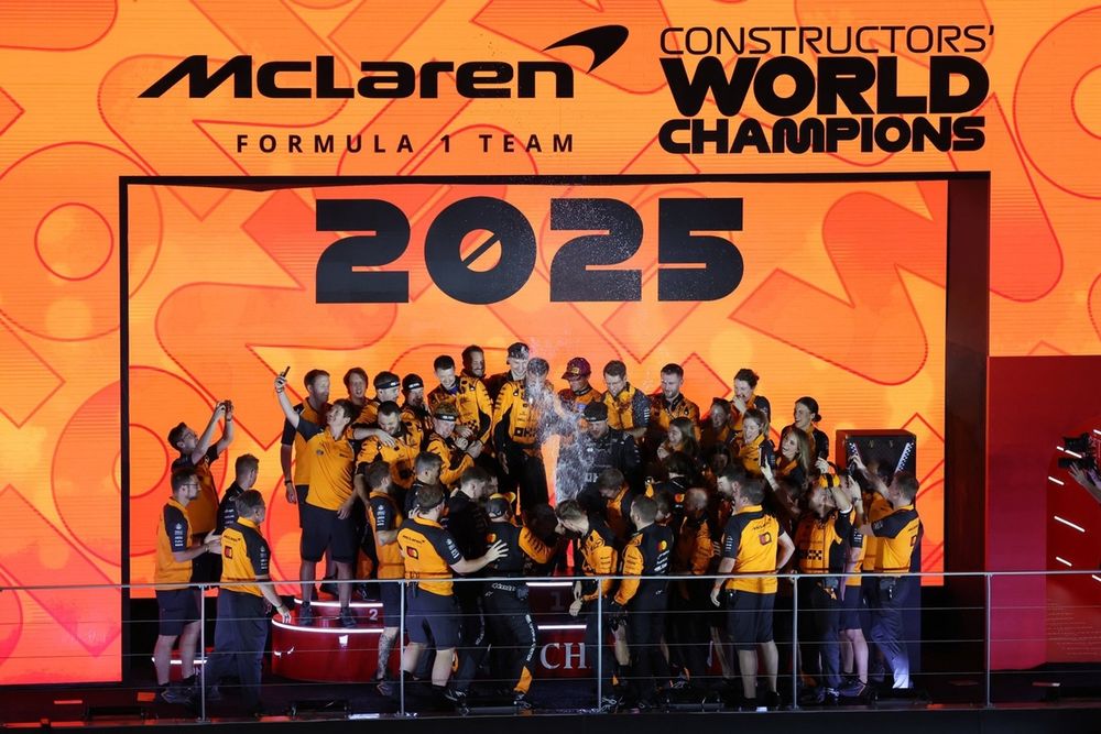 Il team McLaren festeggia dopo aver conquistato la vittoria nel Campionato Costruttori 