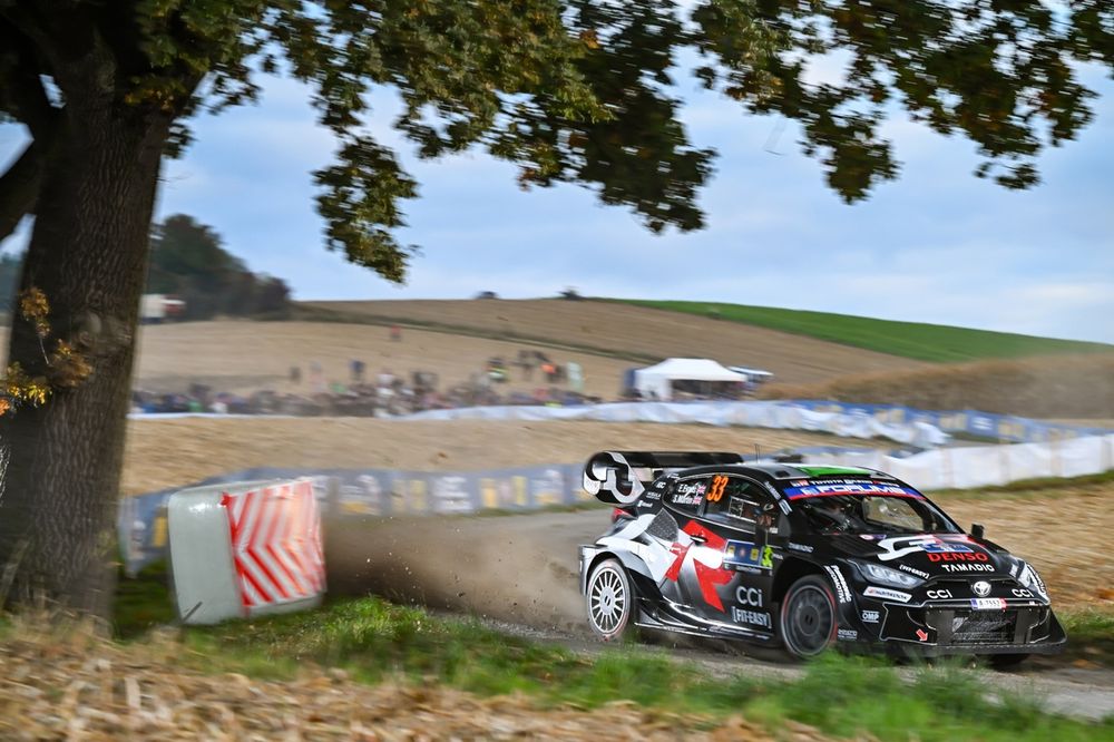 Элфин Эванс наказан штрафом WRC Central Europe за контакт с тюком сена Элфин Эванс наказан штрафом WRC Central Europe за контакт с тюком сена