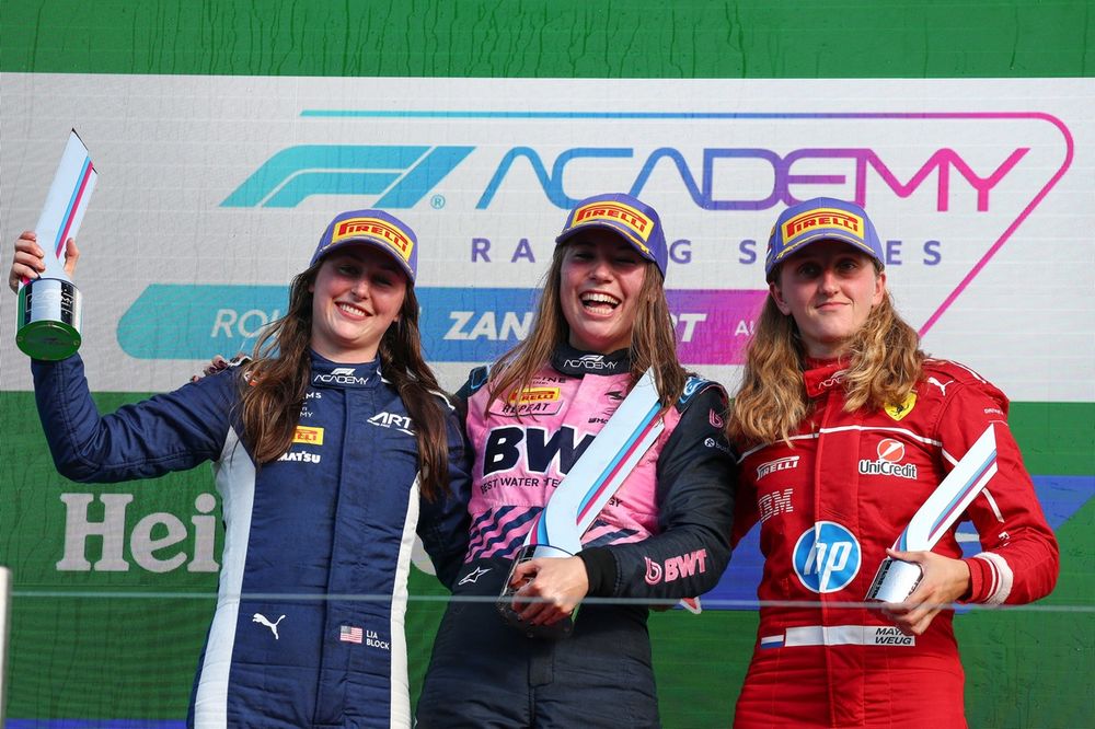 Podio de la Carrera 1 con Nina Gademan, PREMA Racing, Lia Block, ART Grand Prix, y Maya Weug, MP Motorsport